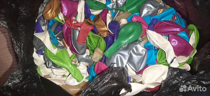 Шары разных размеров и цветов, цифры и образы