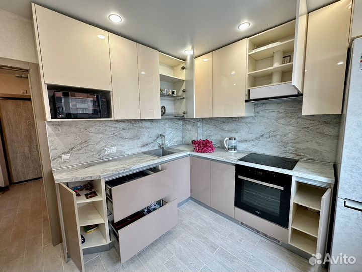 Кухня на заказ под потолок