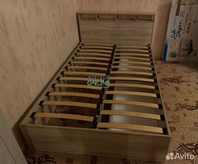 Кровать двуспальная с матрасом