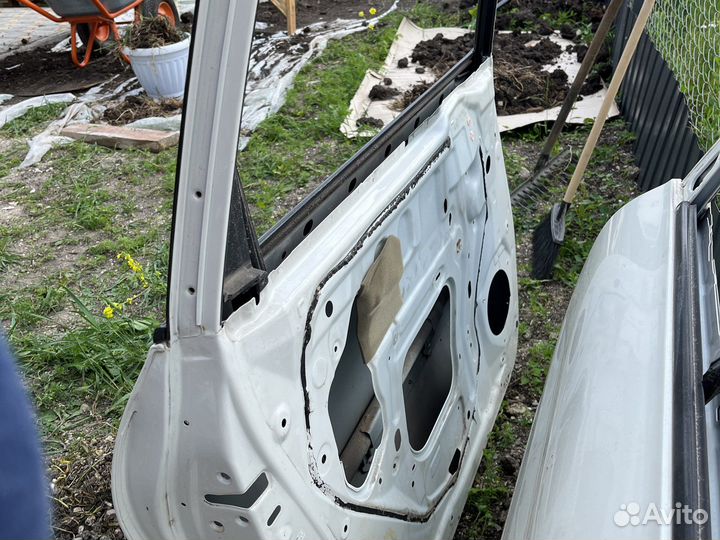 Двери левая задняя и передняя Toyota ipsum 2003