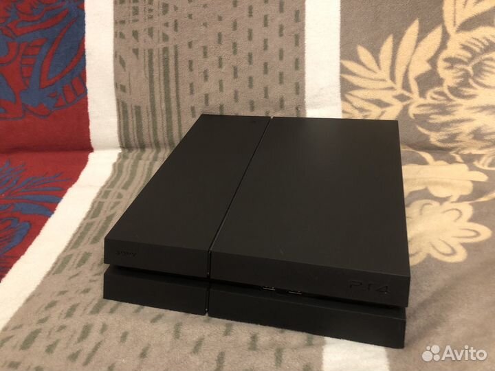 PS4 1Tb + много игр и два новых джойстика