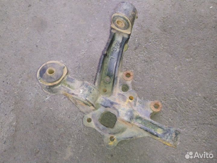 Кулак поворотный задний левый Lexus Rx350 2