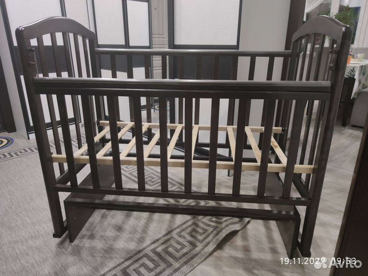 Детская кроватка с маятником