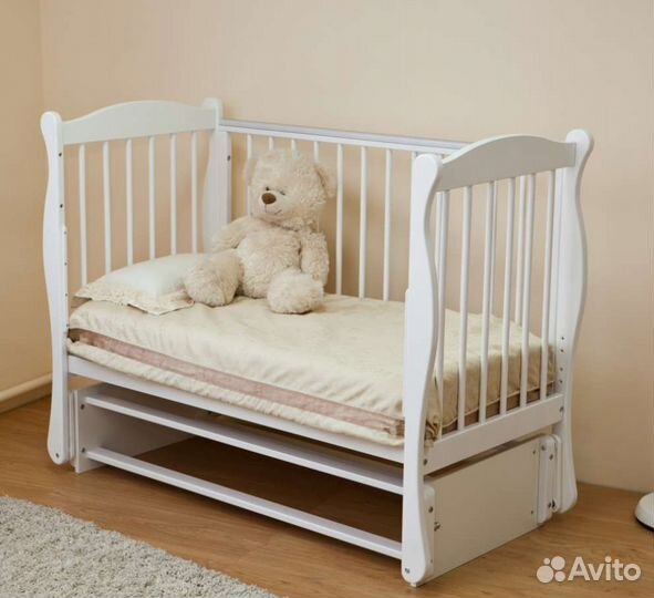 Детская кроватка с маятником 