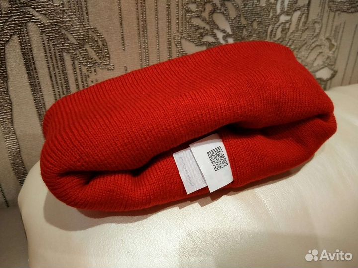 Стильная яркая шапка от Scuderia Ferrari