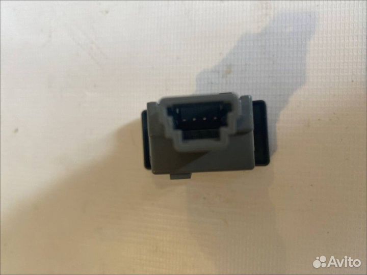 Кнопка аварийной сигнализации Toyota Avensis