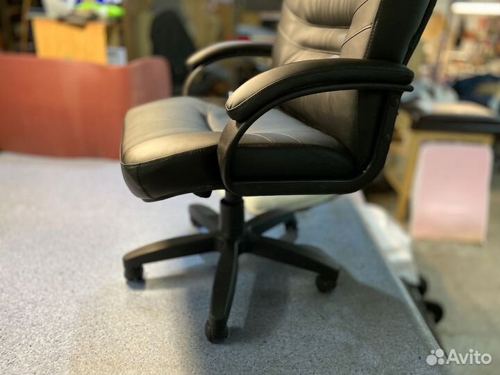 Офисное кресло