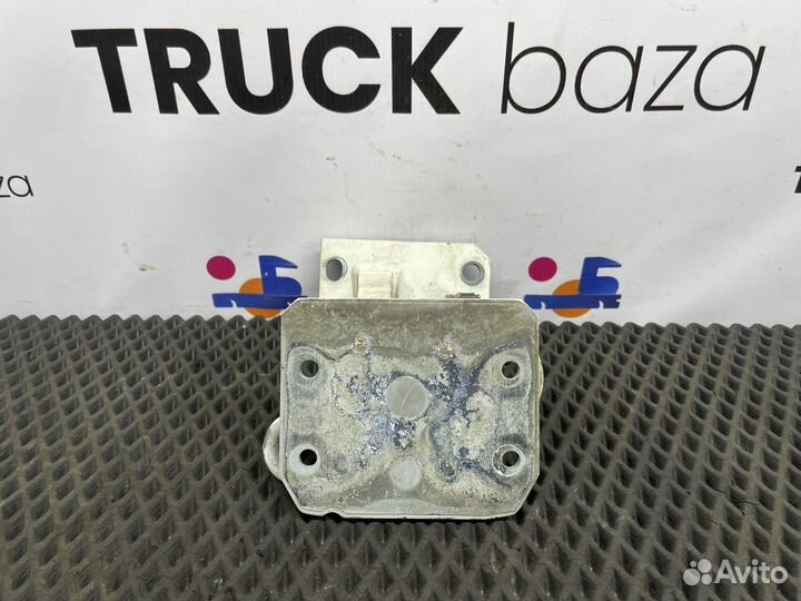 81626906050 Петля двери правая