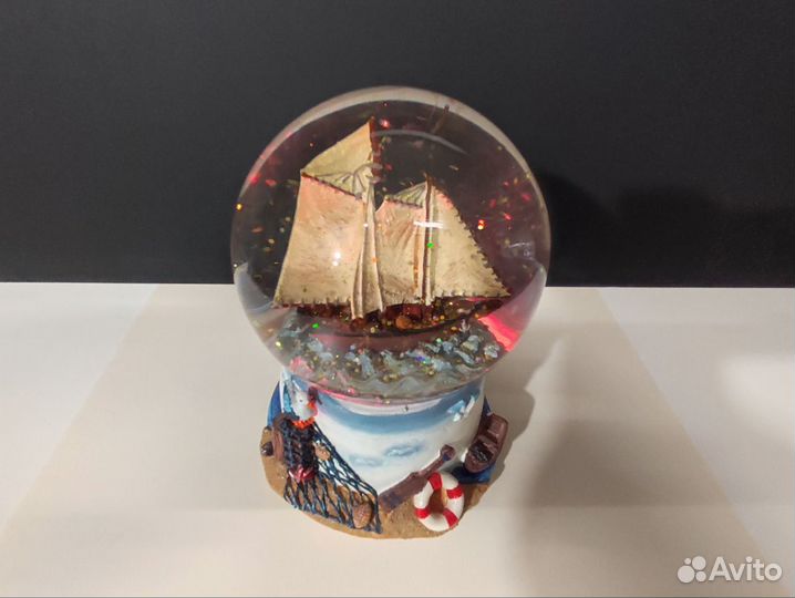 Снежный шар с кораблем и блестками