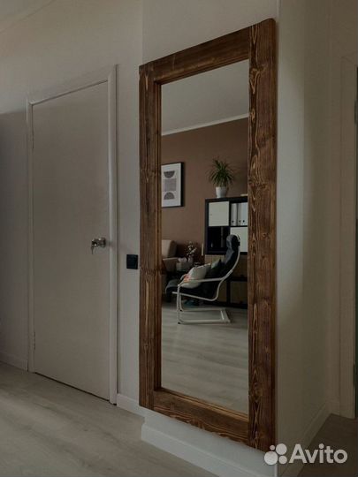 Зеркало в деревянной раме из массива