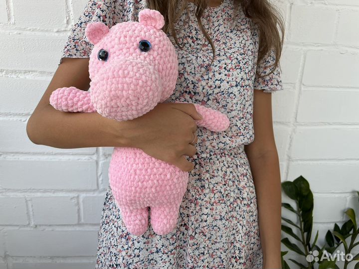 Вязанная игрушка Бегемот из плюшевой пряжи 35 см