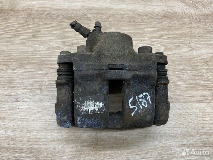 Суппорт передний правый Renault Logan 1 S187