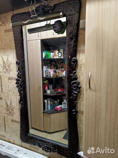 Зеркало в деревянной раме