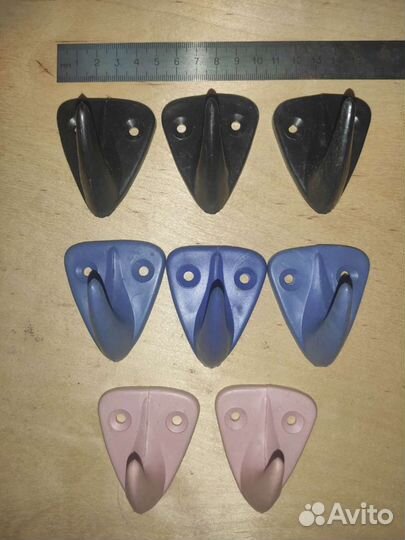 Крючки пластмассовые