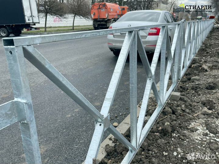 Металлическое пешеходное ограждение