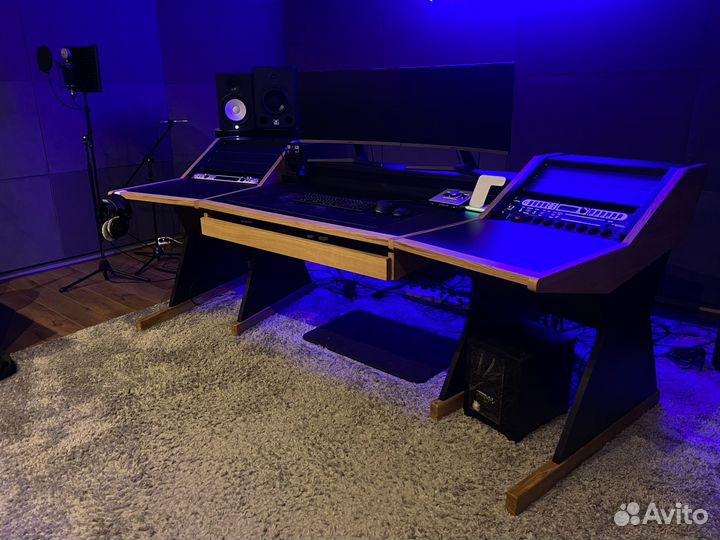 Стол для студии звукозаписи