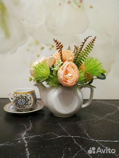 Искусственные цветы композиция в чайнике