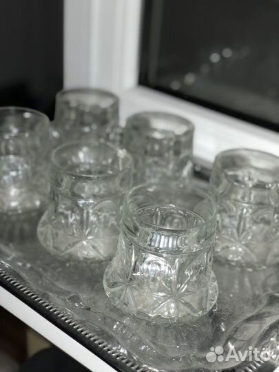 Серебряный поднос с хрустальными стаканами