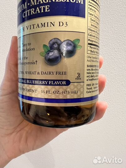 Пустые банки из темного стекла