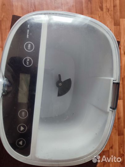 Автоматическая кормушка для кошек и собак