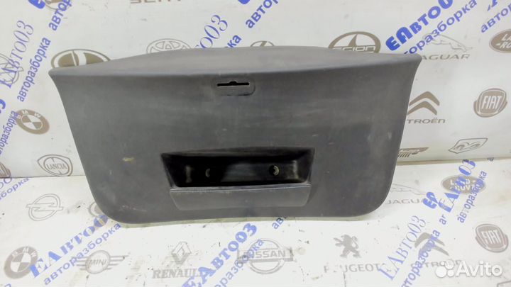 Обшивка двери багажника Renault Sandero 2009-2014