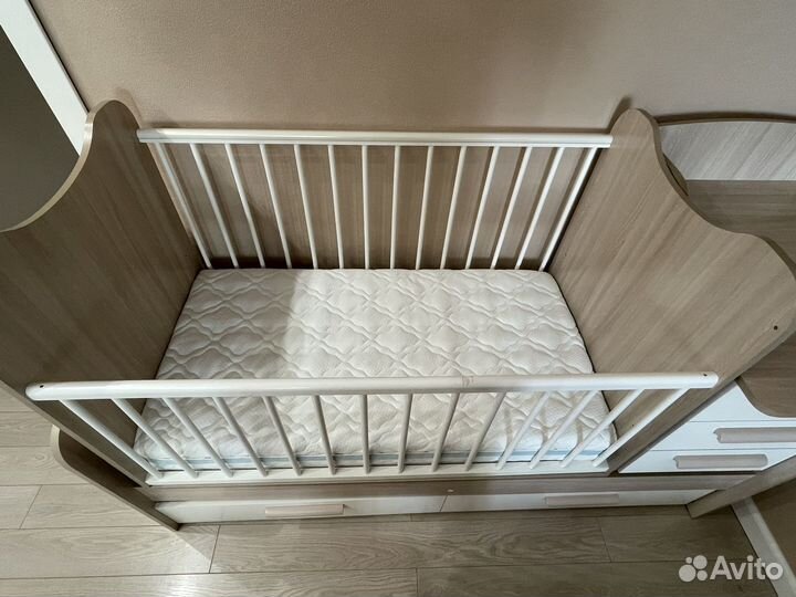 Детская кроватка с маятником