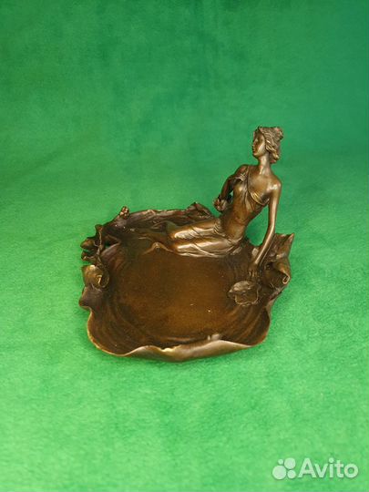 Бронзовая статуэтка Девушка у озера