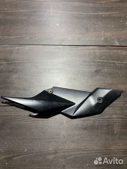 Правы пластик под сиденьем для Suzuki GSR750 11-16