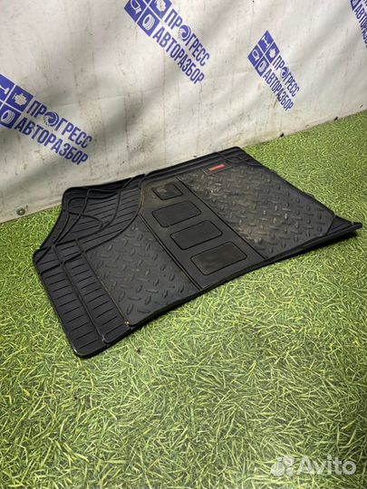 Коврик салона передний правый Toyota Avensis