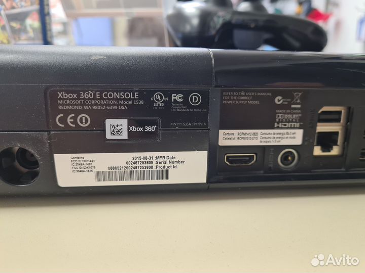 Игровая приставка Xbox 360 E (центр)