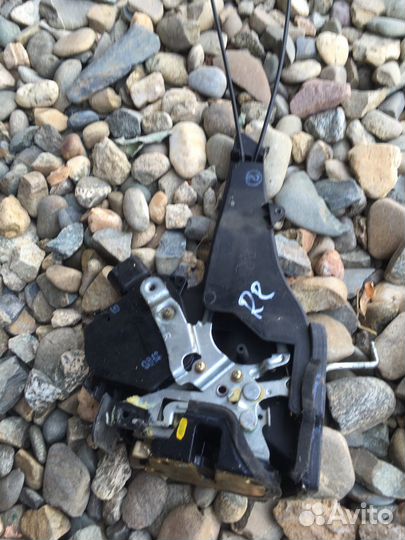 Toyota RAV4 II 2002 замок задней лев пр двери