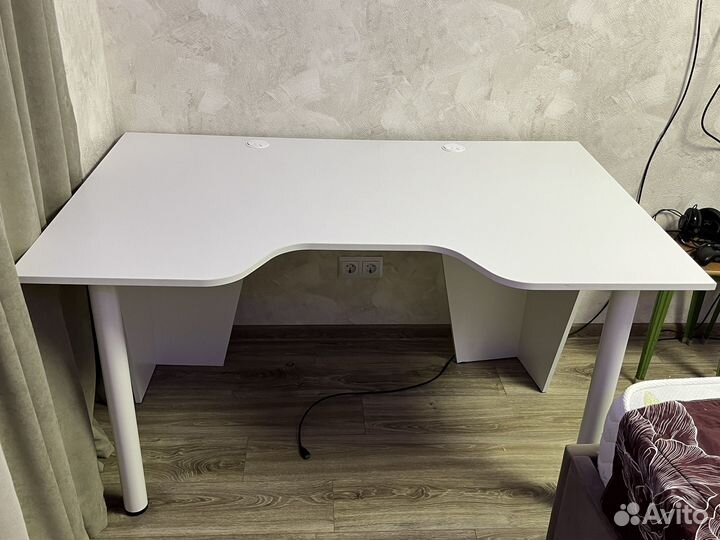Компьютерный стол белый