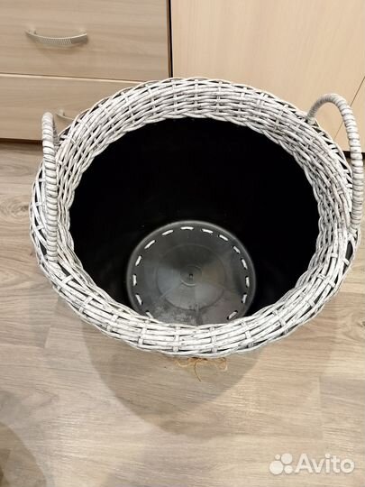 Кашпо из искусственного ротанга