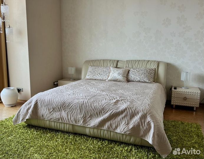 Кровать двухспальная кожаная