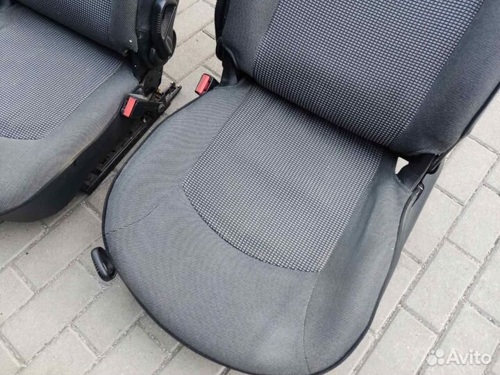 Сиденья передние Пежо 206