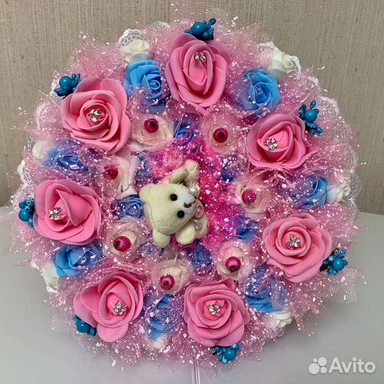 Букет из мягких игрушек с двумя мишками в розах