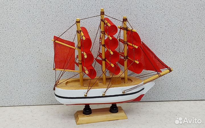 Парусник с красными парусами 12,3*13,3 сувенир