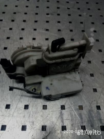 Замок двери передней правой Volkswagen Golf