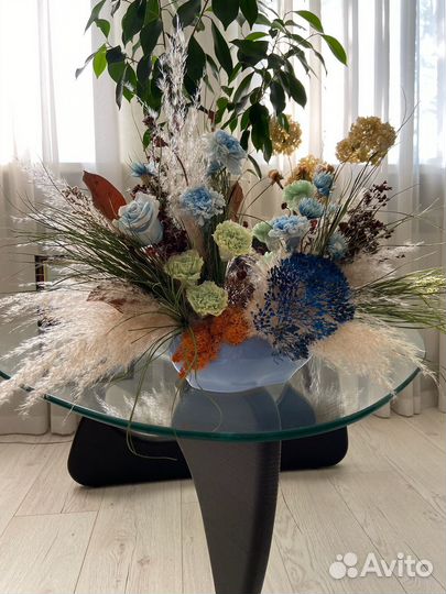 Интерьерная композиция из стабилизированных цветов