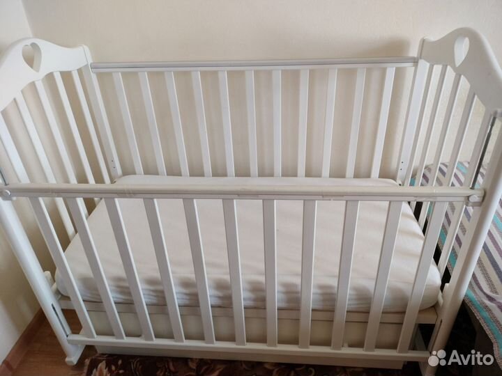 Детская кроватка с продольным маятником