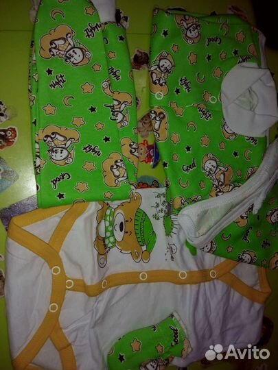 Комплект новый. Боди, кофта, ползунки. Нагрудник