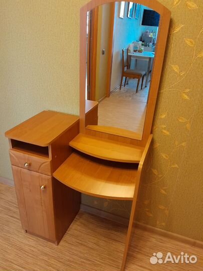 Туалетный столик с зеркалом