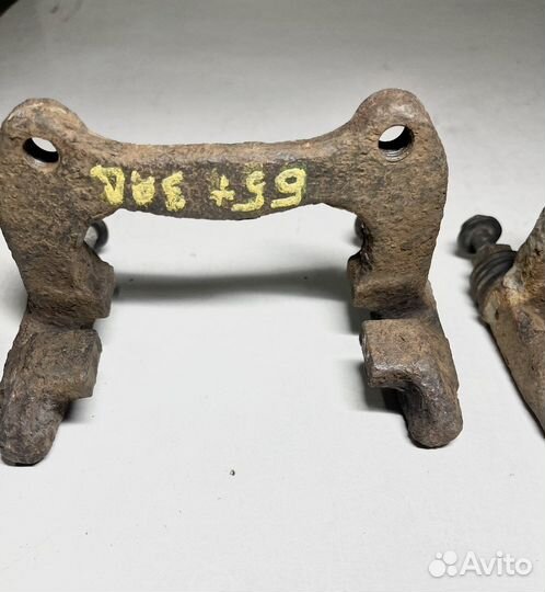 Скоба суппорта задняя VW Passat B5+