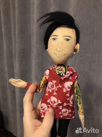 Кукла с тату и тоннелями