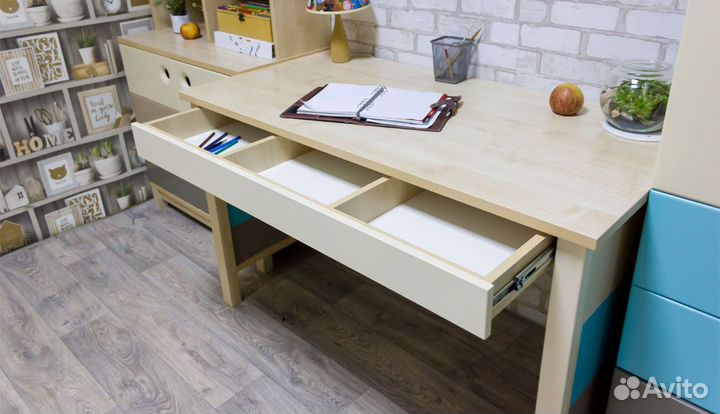 Стол письменный. 38 попугаев