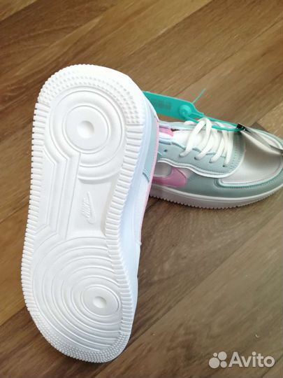 Кроссовки женские