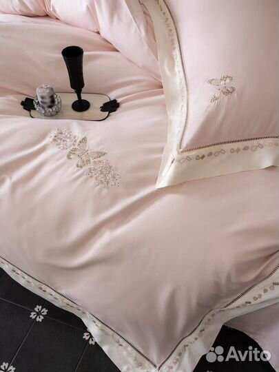 Постельное бельё бабочки вышивка с одеялом comfort