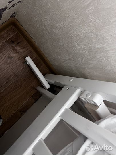 Детская кроватка с маятником