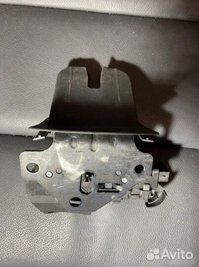 Audi A6 C6 Замок багажника