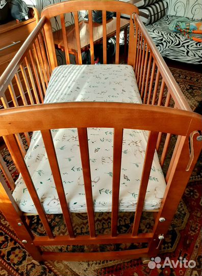Детская кроватка с матрасом